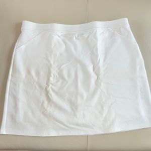 NWOT LizClaiborne Skort White Two deep pockets